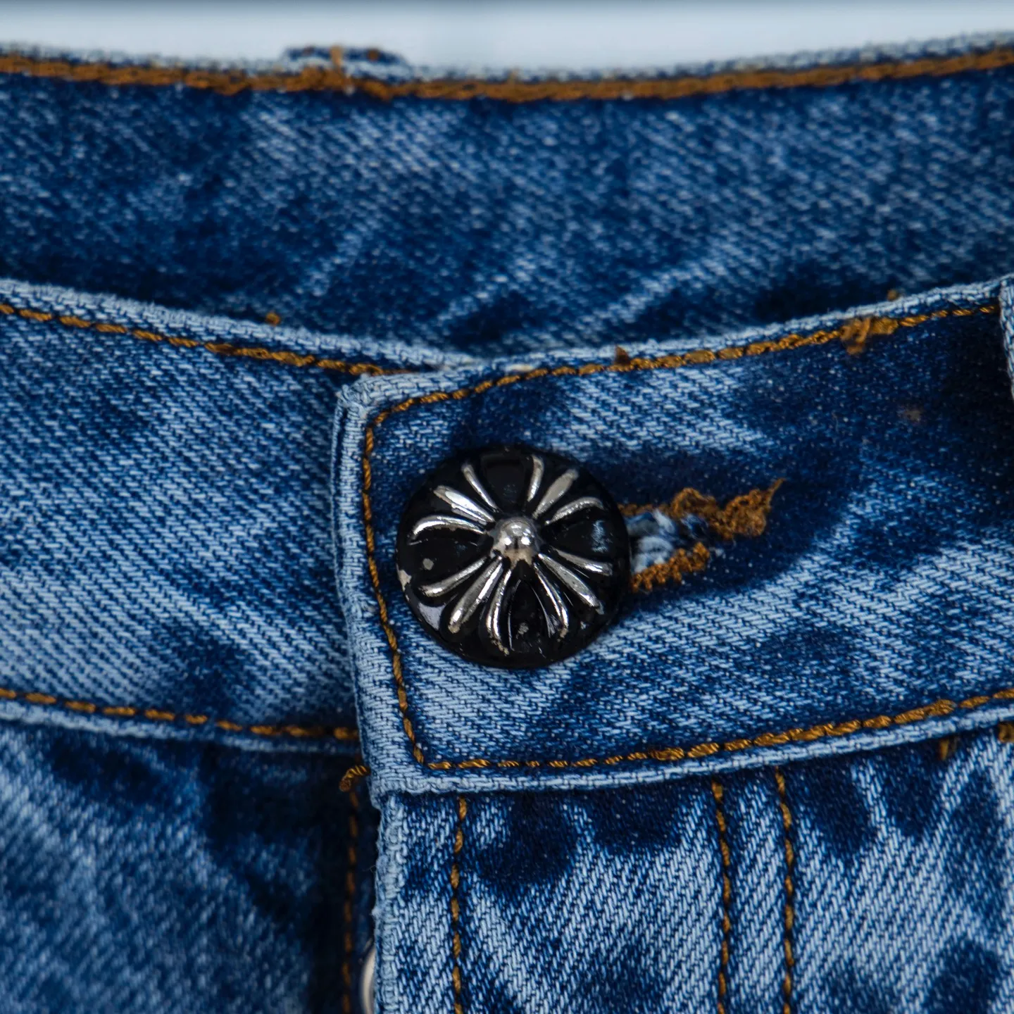 P260 Chrome Hearts Blue Pants Black White Blue Multi-Leather Jeans Top Version Chrome Hearts Jeans with Leather Jeans It is well known that chromehearts jeans use vintage Levis jeans as the base plate for creation. They usually add their own unique silver buckles and silver ornaments, plus leather embellishments. This is what doubles the value of these vintage jeans, because the base plate is Vintage jeans, jeans themselves have become very soft and comfortable after years of baptism, which can be distinguished from ordinary jeans. Regarding the size, you should also refer to the pants data. Style number: 1735# Size: 28 30 32 34 36